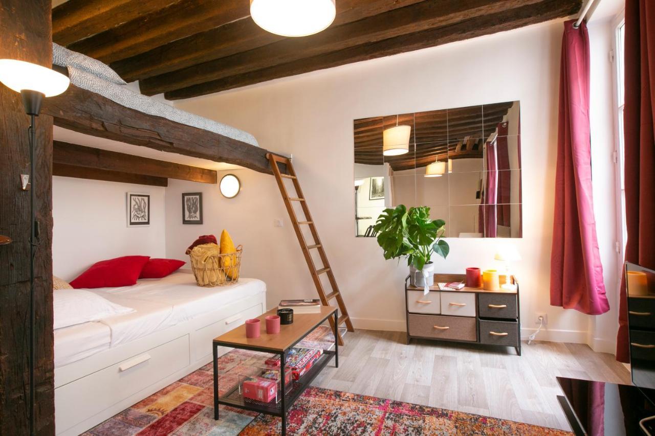 Authentic Apartment In Center Of Parisian Marais Buitenkant foto